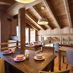 Ξενοδοχείο Lavarets D'hotes 3*